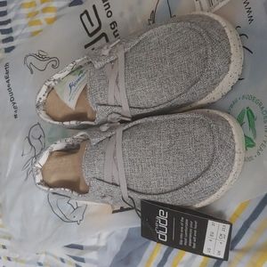 Hey dude Wendy linen iron size 6 new with tags